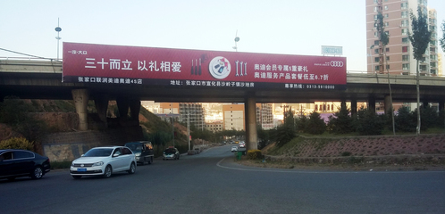 跨街橋三面翻 城市空間的動態視覺焦點