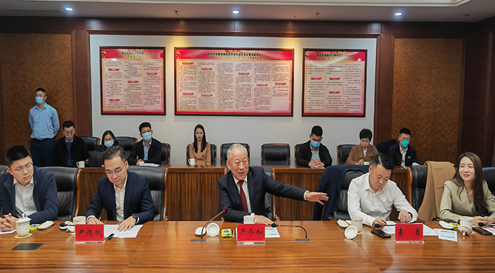 嚴(yán)介和理事長(zhǎng)應(yīng)邀同內(nèi)蒙古鄂爾多斯市委常委、伊金霍洛旗委書(shū)記華瑞鋒會(huì)談（2）.jpg