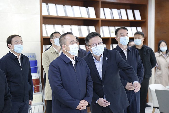 20230327新疆維吾爾自治區(qū)黨委副書記、自治區(qū)主席艾爾肯?吐尼亞孜一行蒞臨太平洋建設(shè)新疆總部考察指導(dǎo).jpg