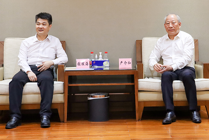 嚴(yán)介和理事長(zhǎng)同東莞市大嶺山鎮(zhèn)委書記張拔海會(huì)談1.jpg