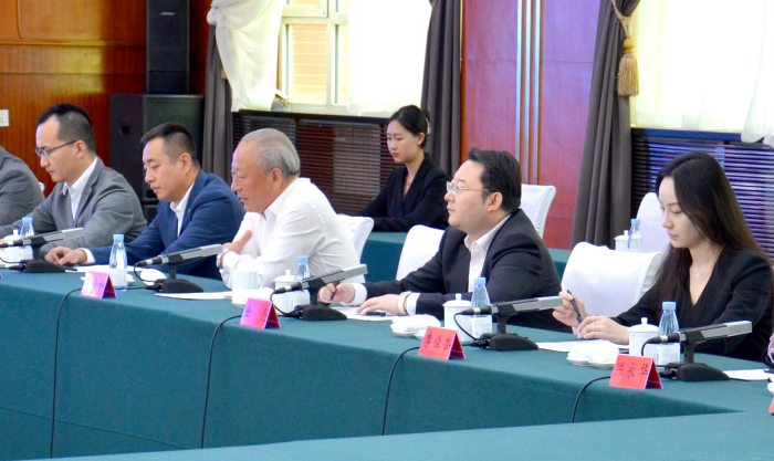 嚴介和理事長同新疆阿勒泰地委書記謝少迪會談2.png