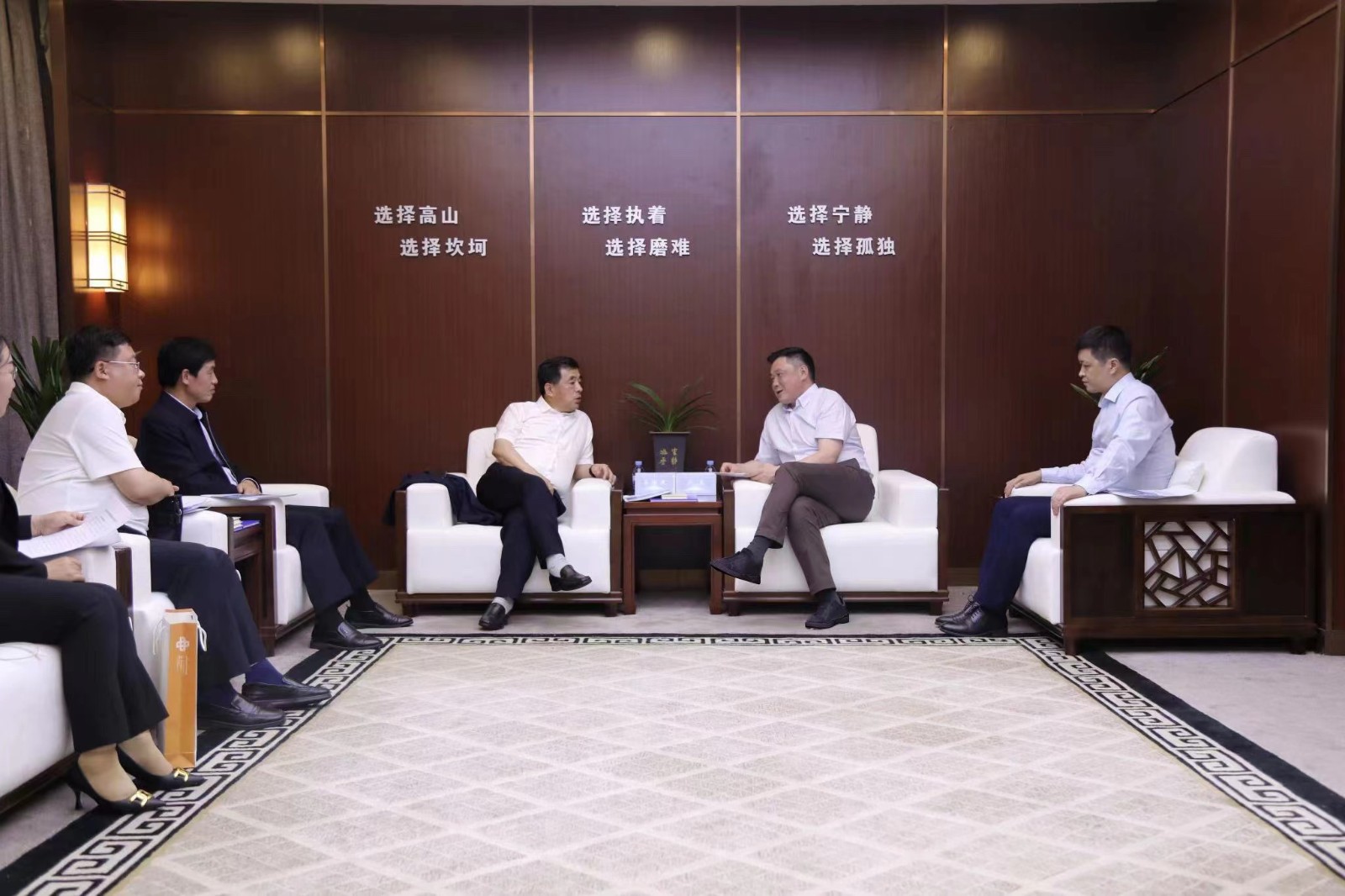 20230605嚴(yán)昊主席與遼寧省本溪市委副書記、市長吳世民會談1.jpg