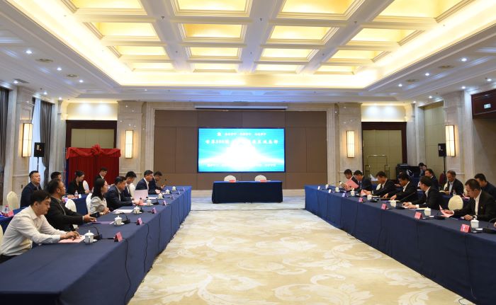 嚴(yán)昊與新疆伊犁州伊寧市簽訂戰(zhàn)略合作協(xié)議5.jpg