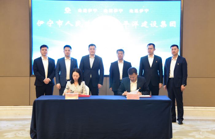 嚴(yán)昊與新疆伊犁州伊寧市簽訂戰(zhàn)略合作協(xié)議4.jpg