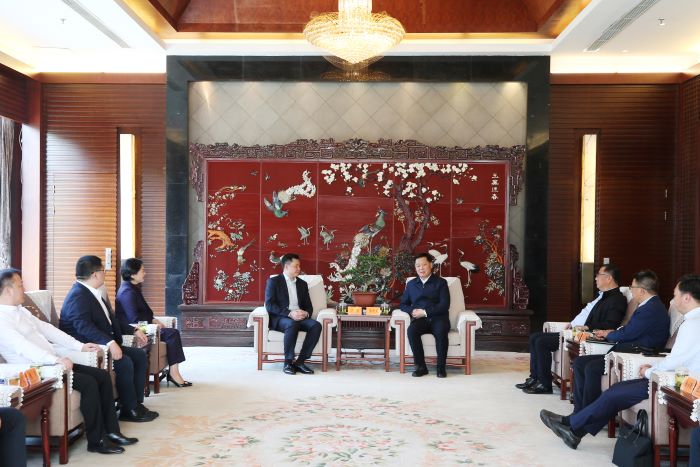 嚴(yán)昊與揚州市長2.jpg