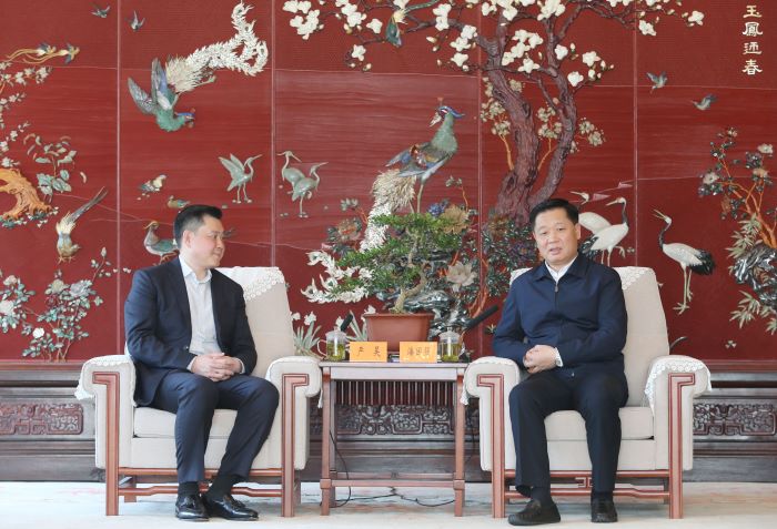 嚴(yán)昊與揚州市長1.jpg