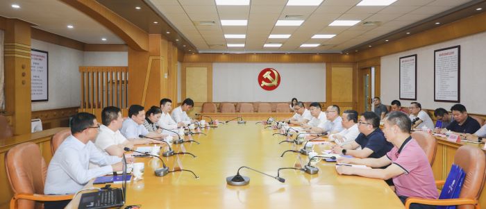 20240607嚴(yán)昊主席與廣東省梅州市梅縣區(qū)委書記溫助民會談3.jpg