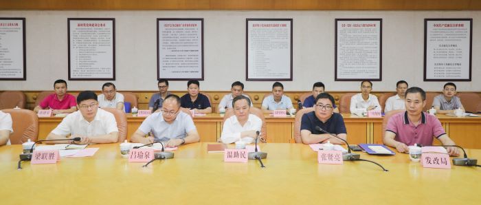 20240607嚴(yán)昊主席與廣東省梅州市梅縣區(qū)委書記溫助民會談2.jpg