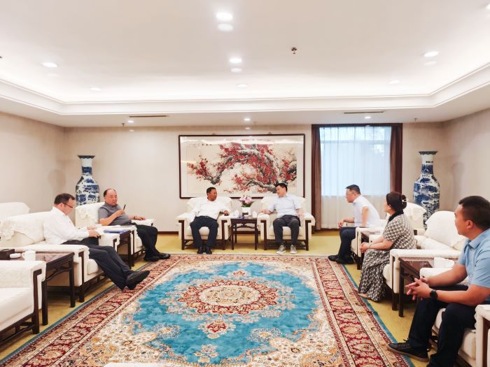 7月1日嚴昊與新疆博州黨委副書記、州長巴音克西會談1.jpg