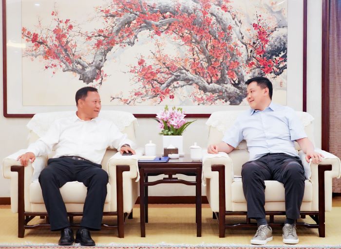 7月1日嚴昊與新疆博州黨委副書記、州長巴音克西會談.jpg