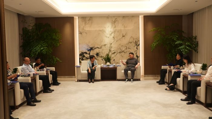 嚴(yán)昊與山東省東營(yíng)市東營(yíng)區(qū)委副書(shū)記、區(qū)長(zhǎng)燕雪英會(huì)談.jpg