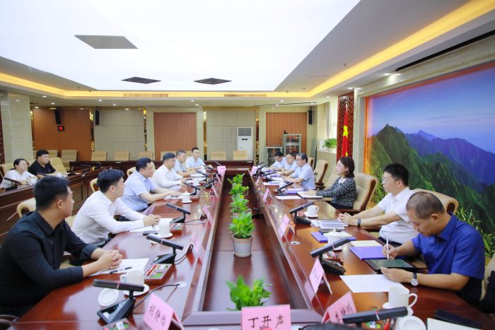20240918嚴(yán)昊與廣西防城港市委書記黃江會(huì)談1.jpg