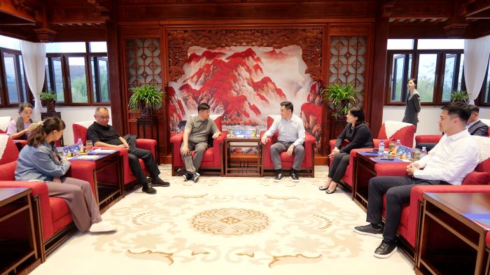 嚴(yán)昊與云南省普洱市思茅區(qū)委副書記、區(qū)長武詠健會談2.jpg