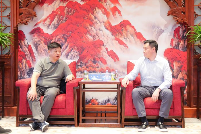 嚴(yán)昊與云南省普洱市思茅區(qū)委副書記、區(qū)長武詠健會談1.jpg